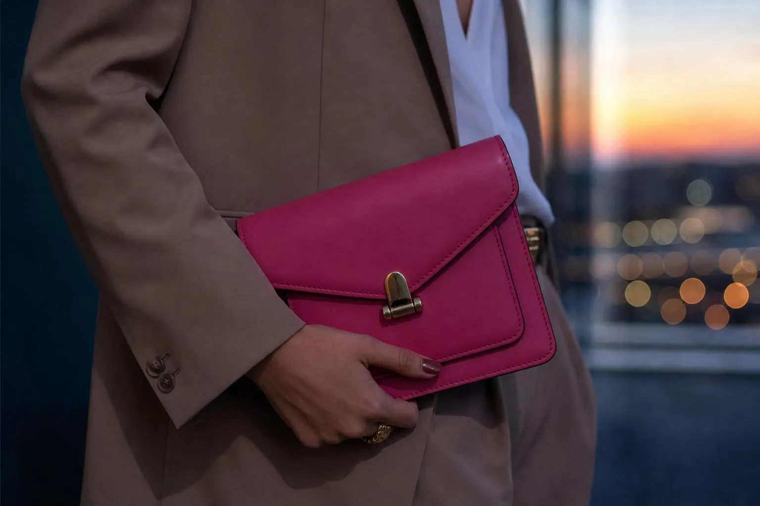 Como usar bolsa colorida no trabalho sem perder elegância